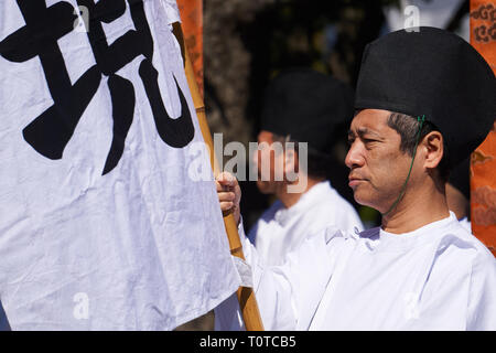 Priester führen die Prozession Jigen Gedenkveranstaltung in Asakusa Schrein nahe Sensoji-Tempel in Asakusa, Tokyo. Stockfoto