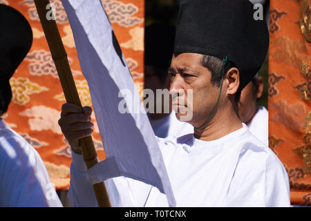 Priester führen die Prozession Jigen Gedenkveranstaltung in Asakusa Schrein nahe Sensoji-Tempel in Asakusa, Tokyo. Stockfoto