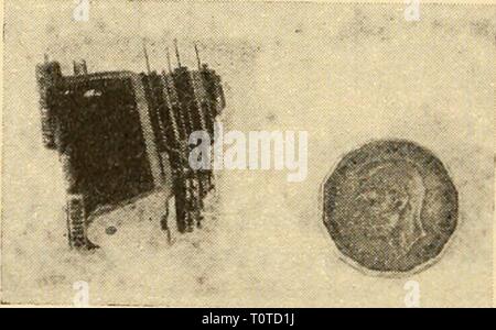 Elektronische Geräte für die biologische Forschung elektronische Geräte für die biologische Forschung electronicappara 00 dona Jahr: 1958 (a) (b) Stockfoto