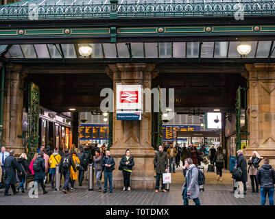 Pendler, die zu Fuß durch die viktorianischen Eingang der Hauptbahnhof von Glasgow, Schottland, Großbritannien Stockfoto
