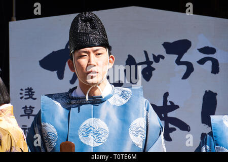 Japanischen Shinto Priester während Jigen Gedenkveranstaltung in Asakusa Schrein nahe Sensoji-Tempel in Asakusa, Tokyo. Stockfoto