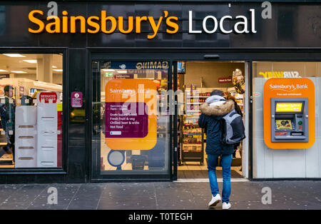 Mann in Sainsbury's lokalen Lebensmittelgeschäft gehen, Argyle Street, Glasgow, Schottland, Großbritannien Stockfoto
