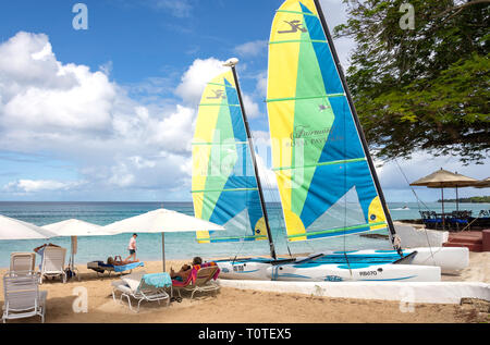 Katamarane auf Alleynes Bay Beach (Fairmont Royal Pavilion Hotel), Holetown, St. James's Parish, Barbados, Kleine Antillen, Karibik Stockfoto