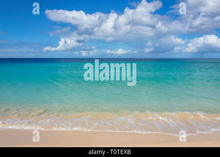 Water's Edge auf Alleynes Bay Beach, Holetown, St. James's Parish, Barbados, Kleine Antillen, Karibik Stockfoto