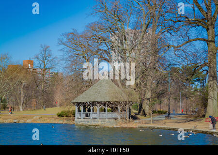 Ein Pavillon aus Holz am Prospect Park in New York, Frühling 2019 Stockfoto