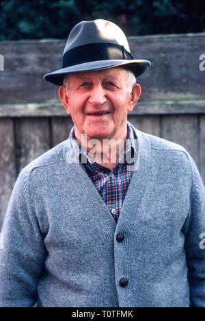 Happy Elerly Mann an der Kamera schaut. USA Stockfoto