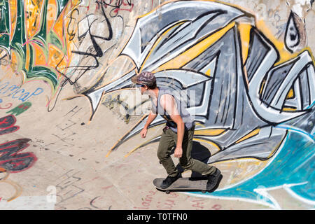 Junger Mann Skateboarder im Riverside River Yard Skateboard Bowl, tolle Herbst, Montana, USA Stockfoto