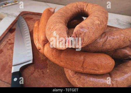 Close-up auf Wurst auf einem Schneidebrett in einem Wohn- Küche, USA Stockfoto