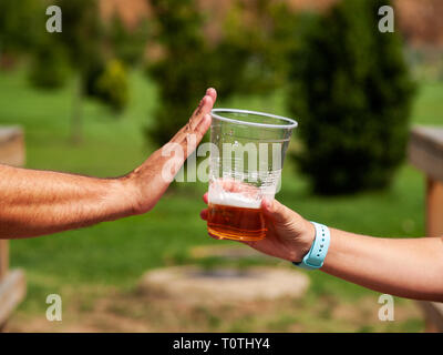 Stop Alkohol Konzept. Ein Mann, eine Geste, ein Glas Bier Stockfoto