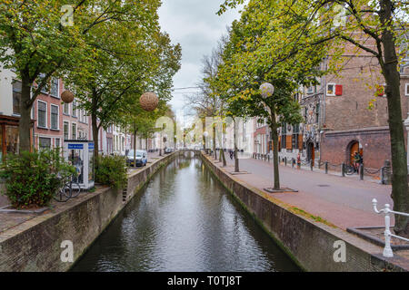 Einen schönen historischen alten Kanal im Zentrum von Delft, Niederlande Stockfoto