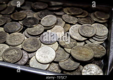 Haufen Metall Münzen verschiedener Konfessionen und verschiedenen Ländern in Metallbox Stockfoto