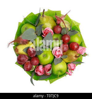 Einzigartige essbare Geschenk in Form von einem Blumenstrauß der Früchte auf einem weißen Hintergrund. Ansicht von oben Stockfoto