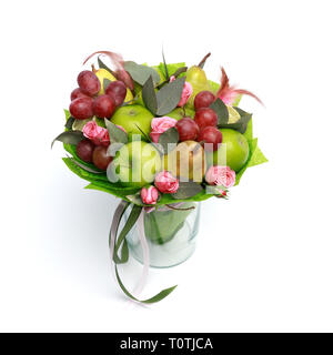 Einzigartige handgemachten genießbare Geschenk in Form von einem Bouquet von Obst im Glas Vase auf einem weißen Hintergrund Stockfoto