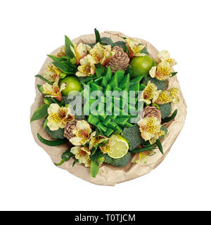 Originelles Geschenk in Form von einem Strauß Blumen, Gemüse und grünem Käse, in ein Glas Vase auf einem weißen Hintergrund. Ansicht von oben Stockfoto