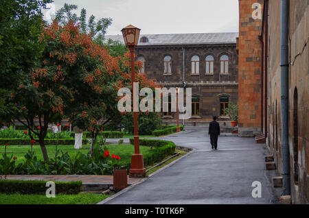 Garten der Kathedrale des heiligen Etschmiadzin, eine der ältesten Kirchen der Welt, etschmiadzin Klosteranlage. Vagharshapat in Armenien Stockfoto