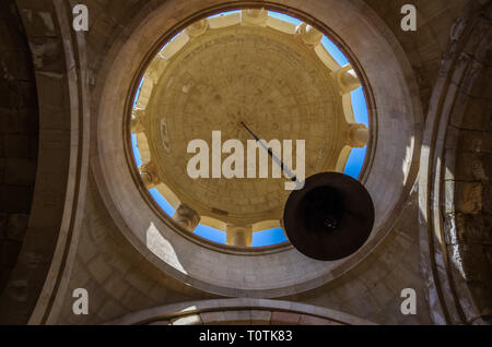 Noravank, Armenien - 18. September 2013: Kuppel der Surb Astvatsatsin Kirche (Heilige Mutter Gottes) von Kloster Noravank mit Glocke hängt an einer Kette, Stockfoto