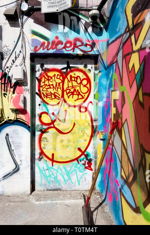Eine große Anzahl von bunten Wandmalereien, die zu einer ungewöhnlichen Touristenattraktion in einer Gegend geworden sind, die als Graffiti Alley in Toronto Ontario Canada bekannt ist Stockfoto
