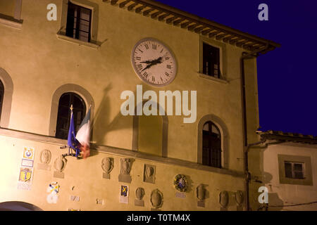 Der Palazzo del Podestà, jetzt das Rathaus auf dem Hauptplatz, der Piazza Francesco Ferrucci, Radda in Chianti, Toskana, Italien, in der Nacht Stockfoto