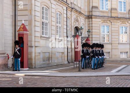 Kopenhagen, Dänemark - 19. März 2019: Die Royal Life Guards (Den Kongelige Livgarde) März von Schloss Rosenborg um 11.30 Uhr täglich durch die Straßen Stockfoto