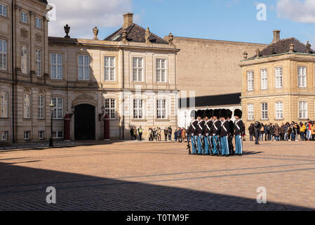 Kopenhagen, Dänemark - 19. März 2019: Die Royal Life Guards (Den Kongelige Livgarde) März von Schloss Rosenborg um 11.30 Uhr täglich durch die Straßen Stockfoto