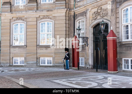 Kopenhagen, Dänemark - 19. März 2019: Die Royal Life Guards (Den Kongelige Livgarde) März von Schloss Rosenborg um 11.30 Uhr täglich durch die Straßen Stockfoto