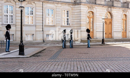 Kopenhagen, Dänemark - 19. März 2019: Die Royal Life Guards (Den Kongelige Livgarde) März von Schloss Rosenborg um 11.30 Uhr täglich durch die Straßen Stockfoto