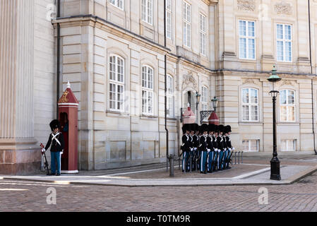 Kopenhagen, Dänemark - 19. März 2019: Die Royal Life Guards (Den Kongelige Livgarde) März von Schloss Rosenborg um 11.30 Uhr täglich durch die Straßen Stockfoto