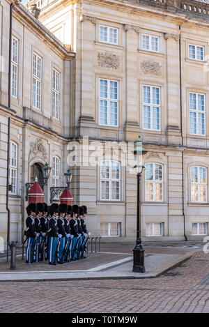 Kopenhagen, Dänemark - 19. März 2019: Die Royal Life Guards (Den Kongelige Livgarde) März von Schloss Rosenborg um 11.30 Uhr täglich durch die Straßen Stockfoto