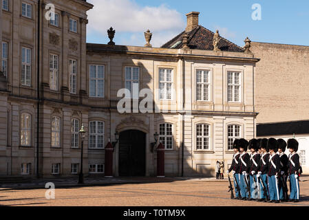 Kopenhagen, Dänemark - 19. März 2019: Die Royal Life Guards (Den Kongelige Livgarde) März von Schloss Rosenborg um 11.30 Uhr täglich durch die Straßen Stockfoto