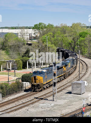 CSX Transport #3383, eine Evolution Serie GE ET 44 AH diesel-elektrische Lokomotive, ziehen einen kohlenzug in Montgomery Alabama, USA. Stockfoto