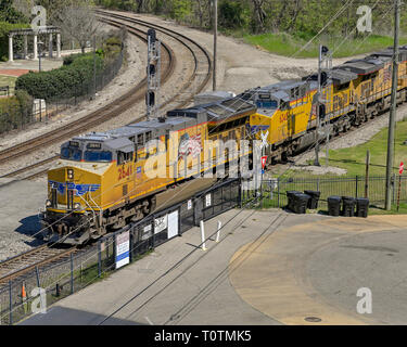 Güterzug unter der Leitung von Union Pacific diesellok Nr.2641, ein GE ES 44 AC, diesel-elektrischen Motor in Montgomery, Alabama, USA. Stockfoto