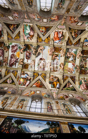 Die Decke der Sixtinischen Kapelle und Michelangelos Erschaffung Adams, Vatikanstadt, Rom, Italien. Stockfoto