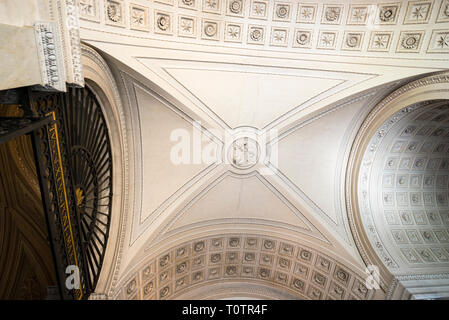 Gewölbte, gewölbte und Kassettendecke im Vatikanischen Museum im Vatikan in Rom, Italien. Stockfoto