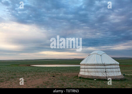 Ein Ger (Jurte) auf dem Gegentala Grasland nördlich von Hohhot in der Inneren Mongolei, China. Stockfoto