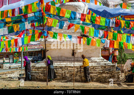 Stupa und Gebetsfahnen in einem kleinen Bergdorf unter Ganden, Tibe, China. Stockfoto