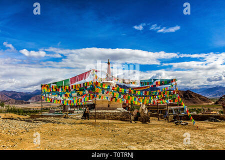 Stupa und Gebetsfahnen in einem kleinen Bergdorf unter Ganden, Tibe, China. Stockfoto