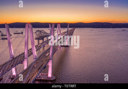 Luftbild der Neuen Tappan Zee Bridge, Spanning Hudson River zwischen Nyack und Tarrytown bei Dämmerung (mit Kopie Raum) Stockfoto