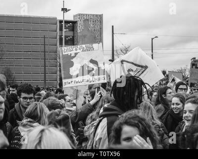 Straßburg, Frankreich - Mar 15, 2019: leichte Verschmutzung Plakat von Demonstranten in der Nähe von Europäischen Parlament während der Demonstrationen gegen den Klimawandel global Stoppen Stockfoto