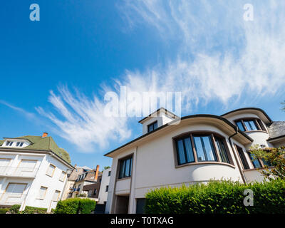 Straßburg, Frankreich, 17.Juli 2018: Weitwinkelaufnahme von Wohn- Villa Luxus Nachbarschaft Gebäude Architektur mit klaren blauen Himmel mit weißen Wolken Stockfoto