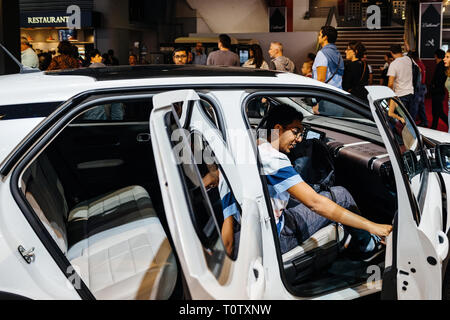 PARIS, Frankreich - Okt 4, 2018: Junge Kunden Schließen der Tür von Citroen C4 CactusSUV auf internationaler Auto Ausstellung Mondial Paris Motor Show, Modell der französischen Autohersteller produziert Stockfoto