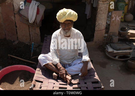 Porträt von einem älteren Mann mit dem Turban. Kakani Dorf, Jodhpur, Rajasthan, Indien. Stockfoto