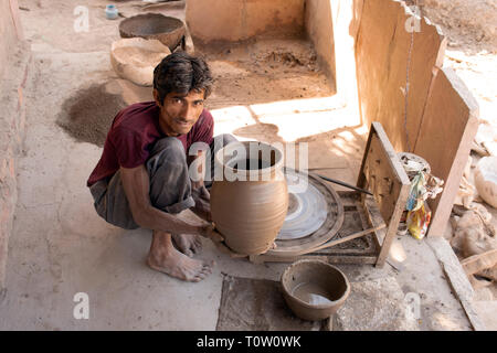Ein Mann zeigt traditionelle Töpferei in Kakani Dorf, Jodhpur, Rajasthan, Indien. Stockfoto