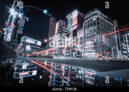Nachtansicht von Shinjuku, Tokyo von tief unten an der Seite der Straße. Stockfoto