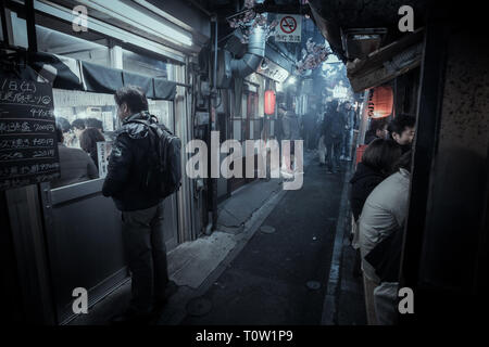 Abend in Omoide Yokocho in Shinjuku, Tokyo. Omoide Yokocho ist ein Labyrinth von engen Gassen in der Nähe des Shinjuku Bahnhofs berühmt für seine kleinen Restaurants. Stockfoto