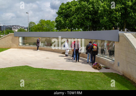 Internationale Gedenksteine außerhalb des Mémorial de Caen, Normandie, Frankreich. Stockfoto