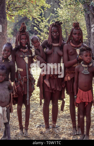 Gruppe von jungen Frauen und Kindern der Himba ethnische Gruppe in der Nähe der Epupa Wasserfälle auf dem Kunene Fluss in Namibia, Grenze zu Angola Stockfoto