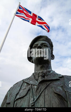 In der Nähe der Statue von Philippe Kieffer neben dem 4 Commando und Keiffer Flamme Denkmal am Sword Beach, Cabourg, Normandie, Frankreich. Stockfoto