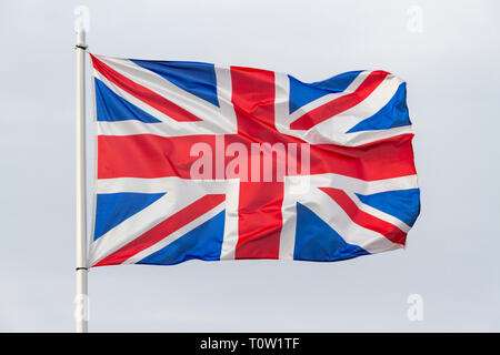 Die Union Flagge (Union Jack) fliegen über den Keiffer Flamme Denkmal am Sword Beach, Cabourg, Normandie, Frankreich. Stockfoto