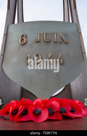 Ein Mohn Kranz unter der Kieffer Flamme Denkmal am Sword Beach, Cabourg, Normandie, Frankreich. Stockfoto