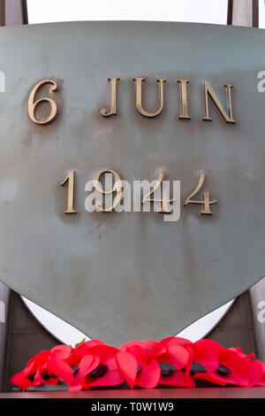 Ein Mohn Kranz unter der Kieffer Flamme Denkmal am Sword Beach, Cabourg, Normandie, Frankreich. Stockfoto